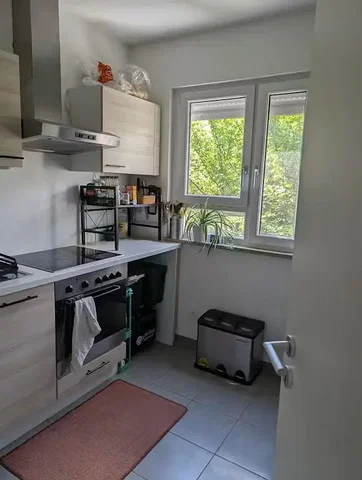 Kuchyňa; kuchynské spotrebiče, dlažba, prirodzené svetlo, výhľad