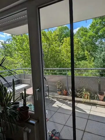 Balcon; vue, lumière naturelle, carrelage
