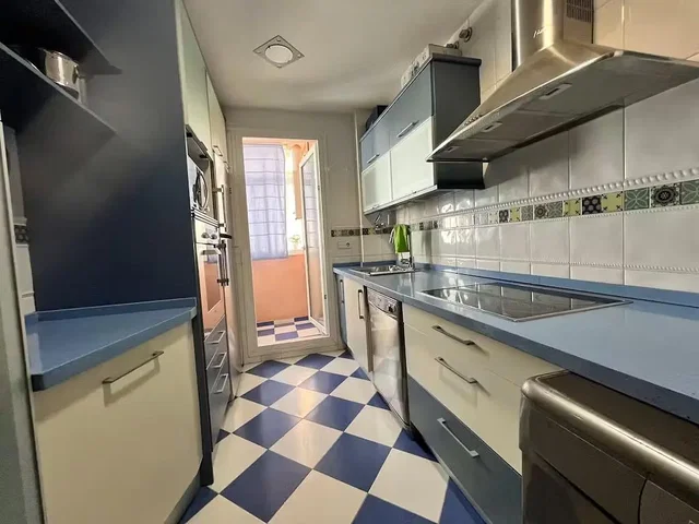 Kuhinja; kućanski aparati, pločice, prirodna svjetlost
