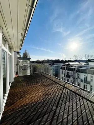 Balkon; pogled, prirodna svjetlost, drveni pod