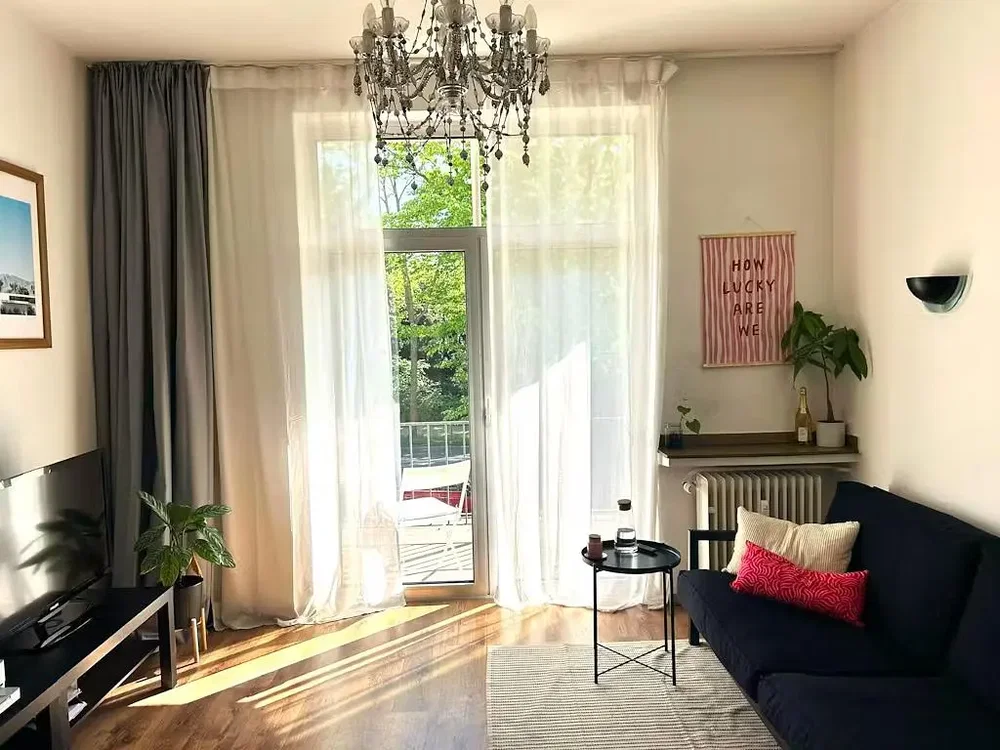 Salon; lumière naturelle, parquet, style moderne