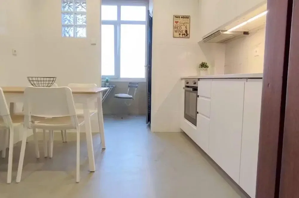Küche; küchengeräte, tageslicht, moderner stil, fliesenboden
