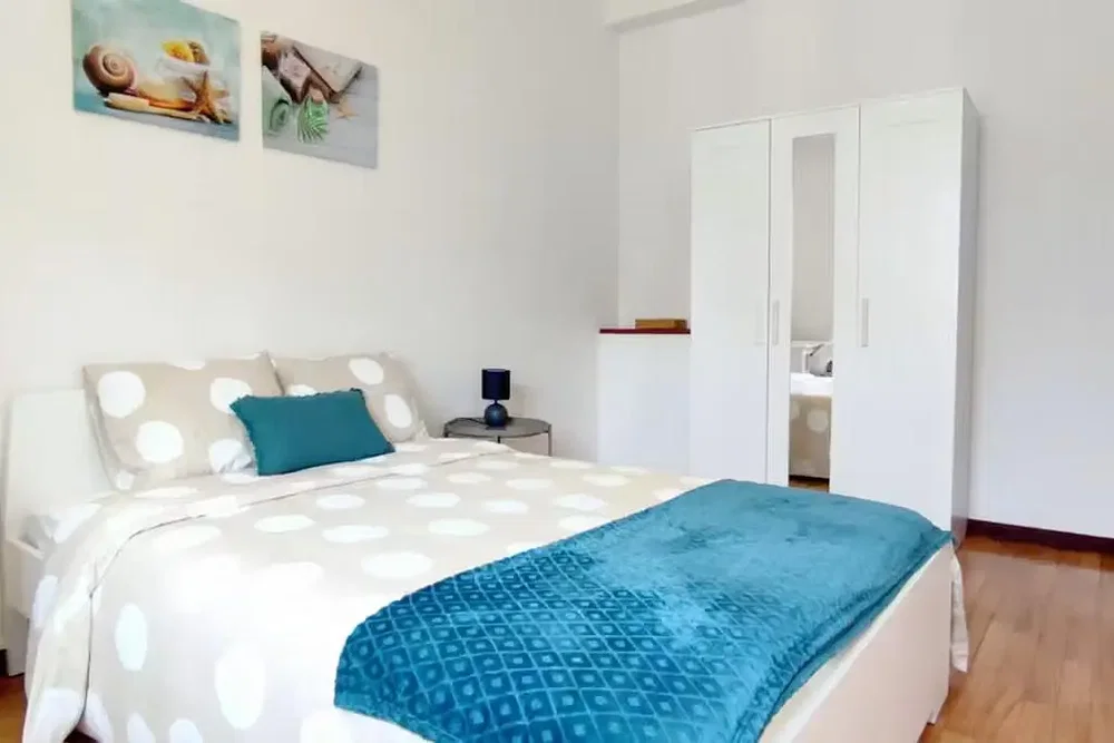 Schlafzimmer; tageslicht, holzboden