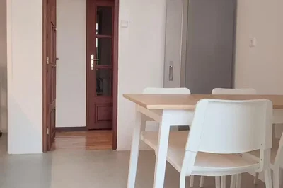 Wohnzimmer; fliesenboden, tageslicht