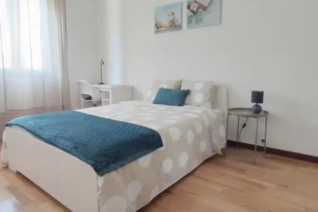Dormitorio; luz natural, suelo de madera