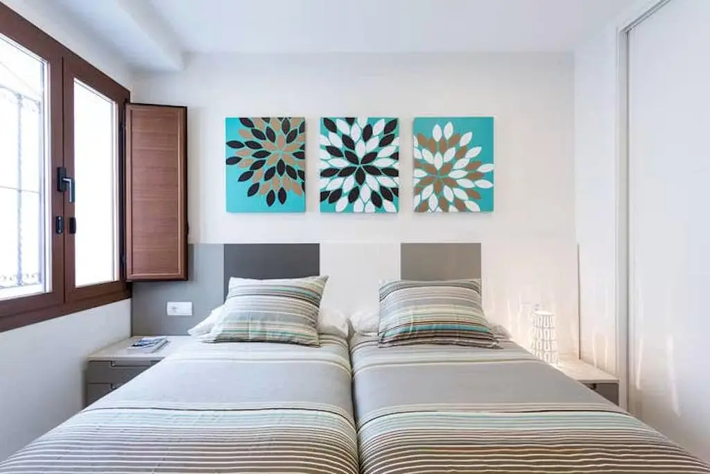 Yatak odası; doğal ışık, modern stil