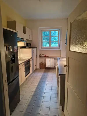 Cocina; suelo de baldosas, electrodomésticos, luz natural