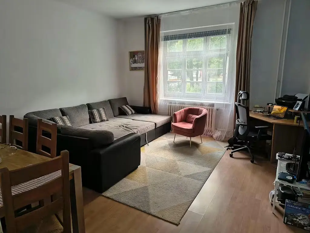 Salón; luz natural, suelo de madera, suelo de baldosas