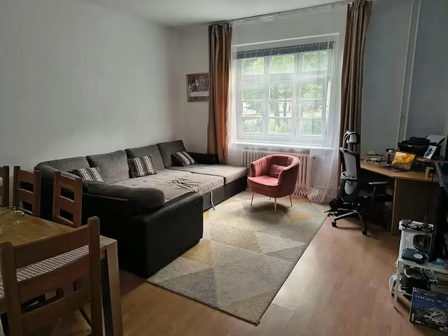 Salón; luz natural, suelo de madera, suelo de baldosas