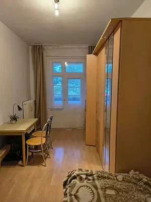 Dormitorio; suelo de madera, luz natural