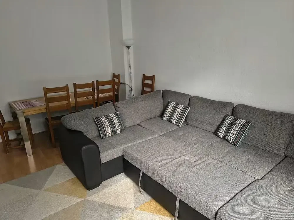 Salón; suelo de madera, luz natural