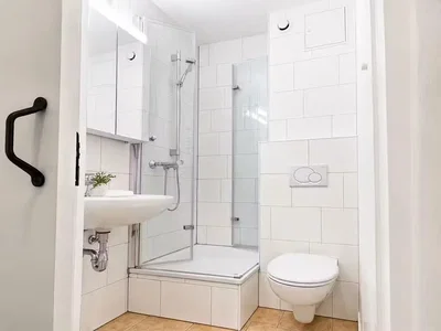 Toilette; fliesenboden, tageslicht