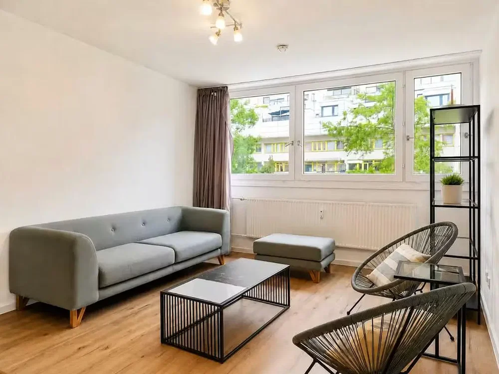 Wohnzimmer; holzboden, tageslicht, moderner stil