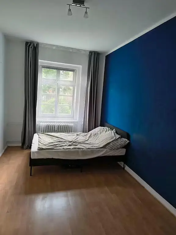 Dormitorio; suelo de madera, luz natural