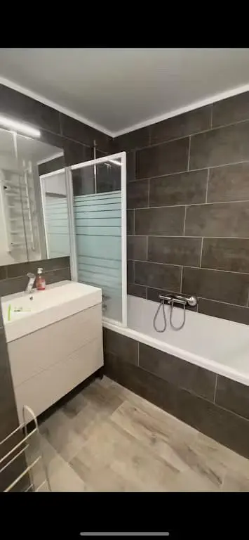 Badezimmer; fliesenboden, renoviert, tageslicht
