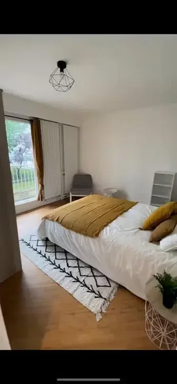 Schlafzimmer; holzboden, tageslicht