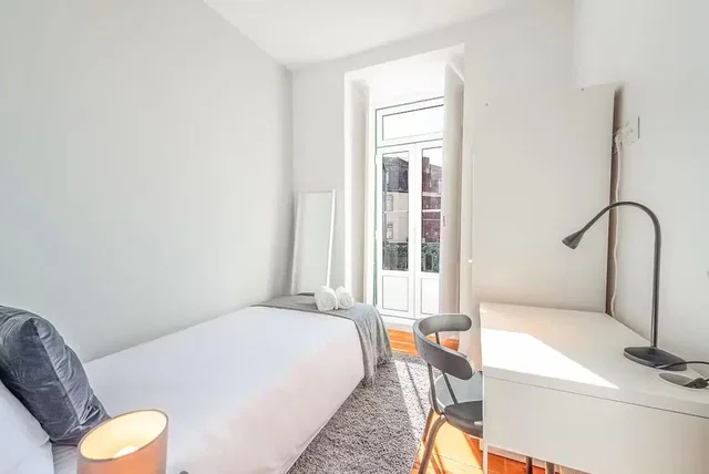 Schlafzimmer; tageslicht, holzboden