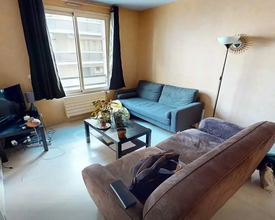 Soggiorno; luce naturale, pavimento in piastrelle, stile moderno