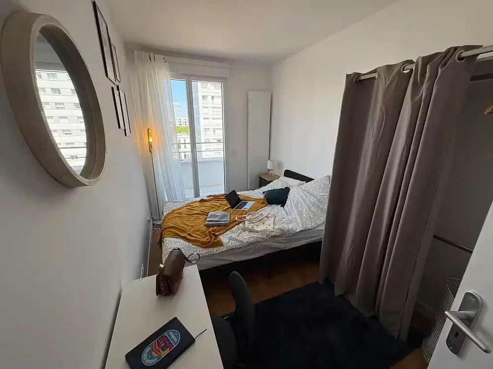 Schlafzimmer; tageslicht, holzboden