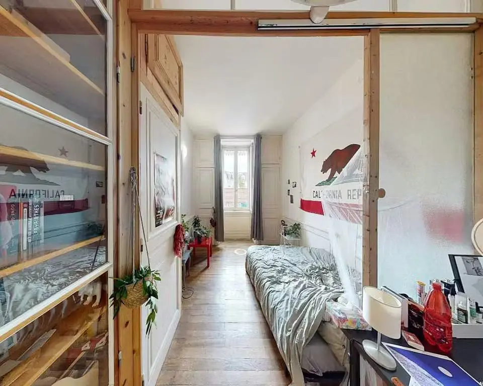 Camera da letto; luce naturale, pavimento in legno