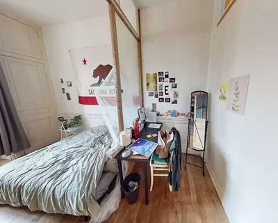 Camera da letto; pavimento in legno, luce naturale