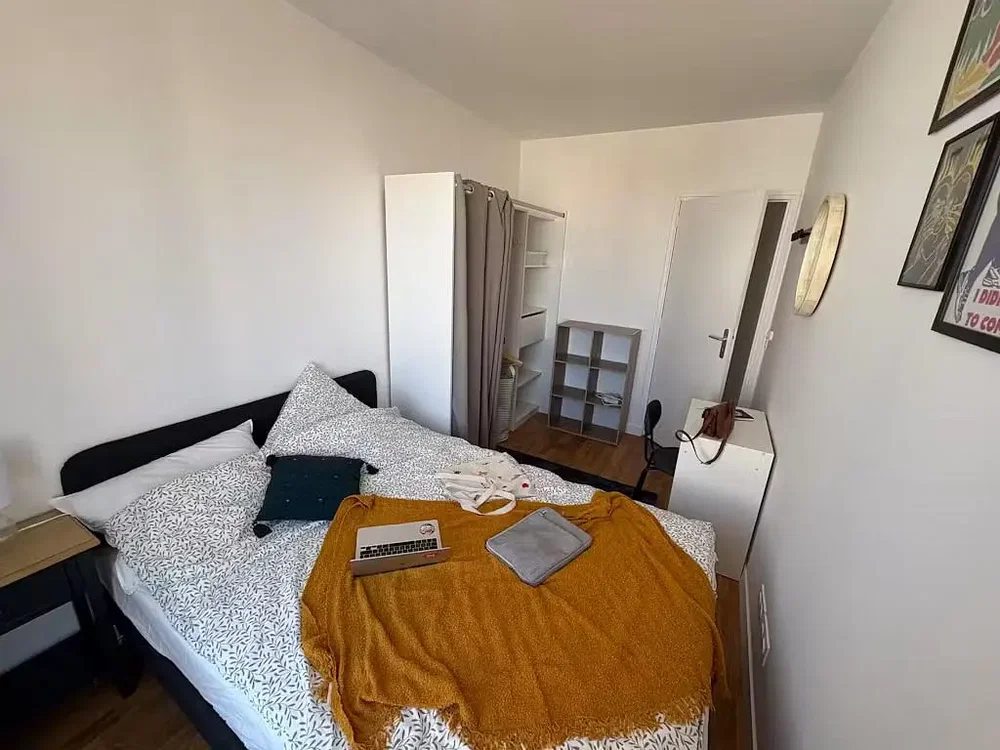 Schlafzimmer; holzboden, tageslicht