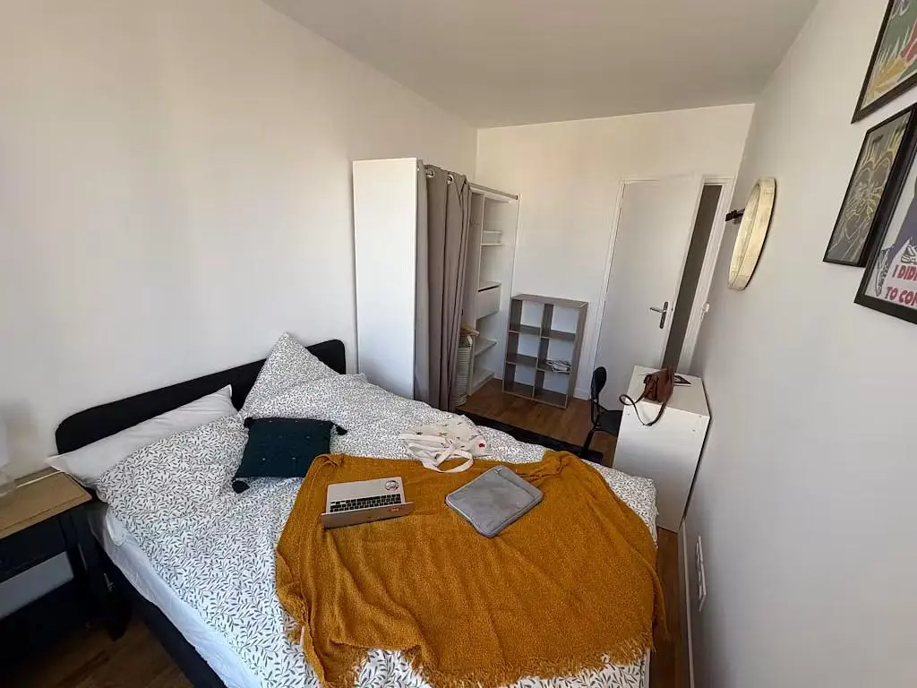 Schlafzimmer; holzboden, tageslicht