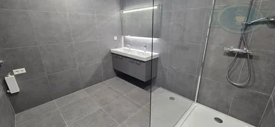 Badezimmer; fliesenboden, renoviert, tageslicht