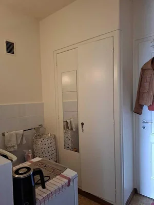 Banyo; fayans zemin, tadilat gerekiyor