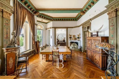 Salon; parquet, cheminée, style rustique, rénové, lumière naturelle
