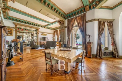 Salon; parquet, hauteur sous plafond, poutres en bois, style rustique, lumière naturelle