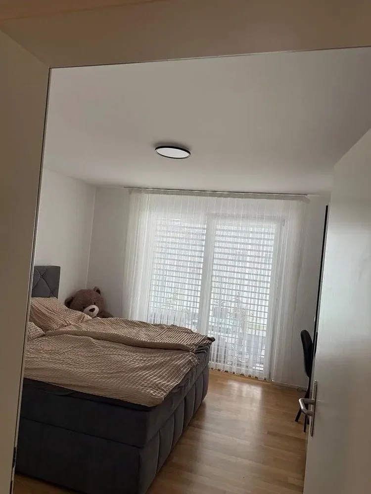 Camera da letto; pavimento in legno, luce naturale