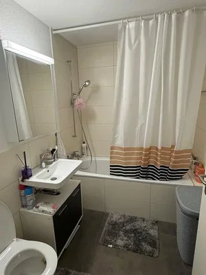 Bagno; pavimento in piastrelle, luce naturale