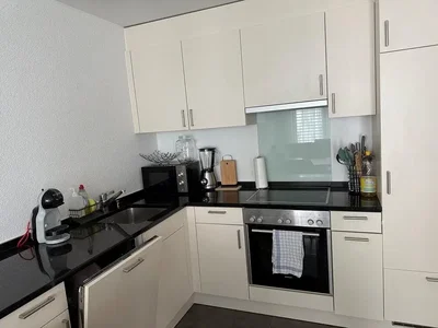 Cucina; elettrodomestici, pavimento in piastrelle