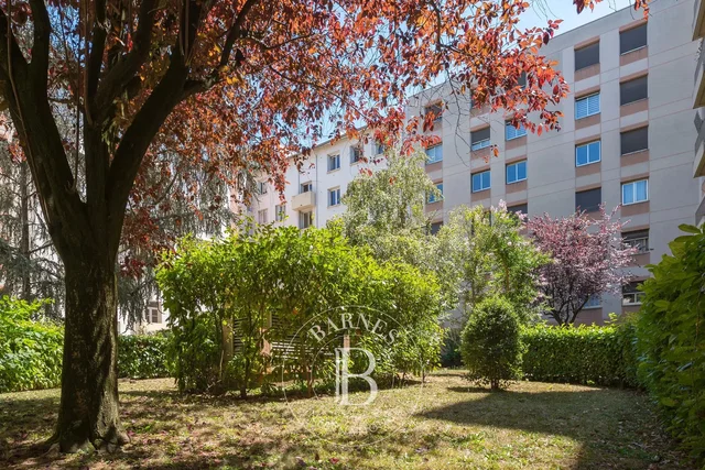 Maison et environs; lumière naturelle, vue