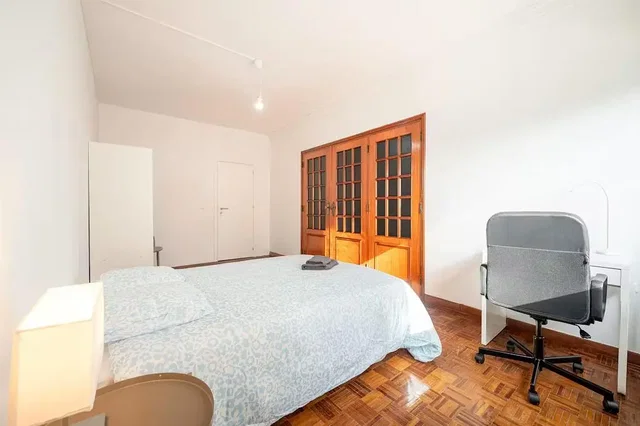 Camera da letto; pavimento in legno, luce naturale