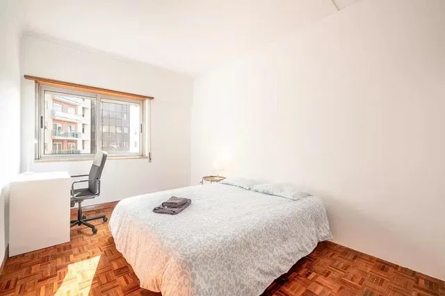 Camera da letto; pavimento in legno, luce naturale