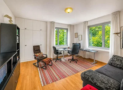 Woonkamer; houten vloer, natuurlijk licht