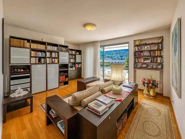Woonkamer; houten vloer, natuurlijk licht, moderne stijl