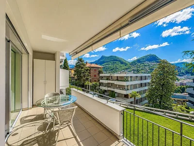 Balkon; uitzicht, tegelvloer, natuurlijk licht