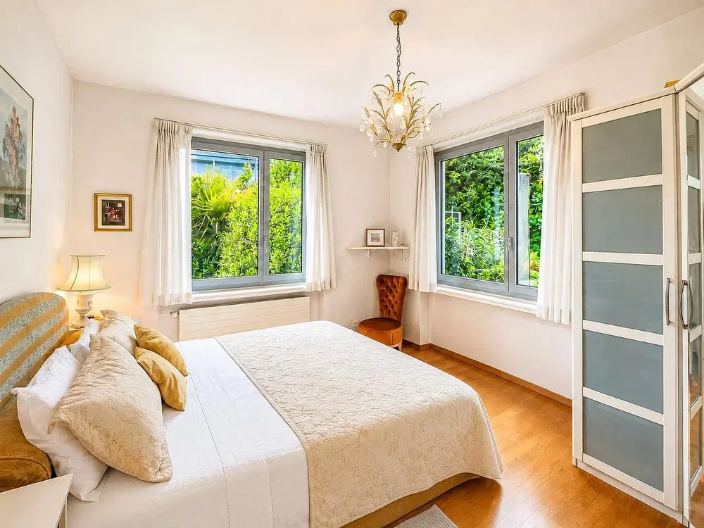 Slaapkamer; natuurlijk licht, houten vloer