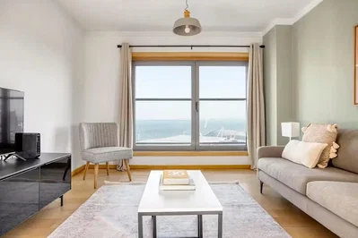 Oturma odası; manzara, doğal ışık, modern stil