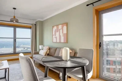 Oturma odası; manzara, doğal ışık, modern stil