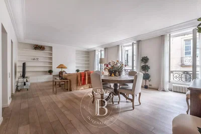 Salon; parquet, lumière naturelle, style moderne