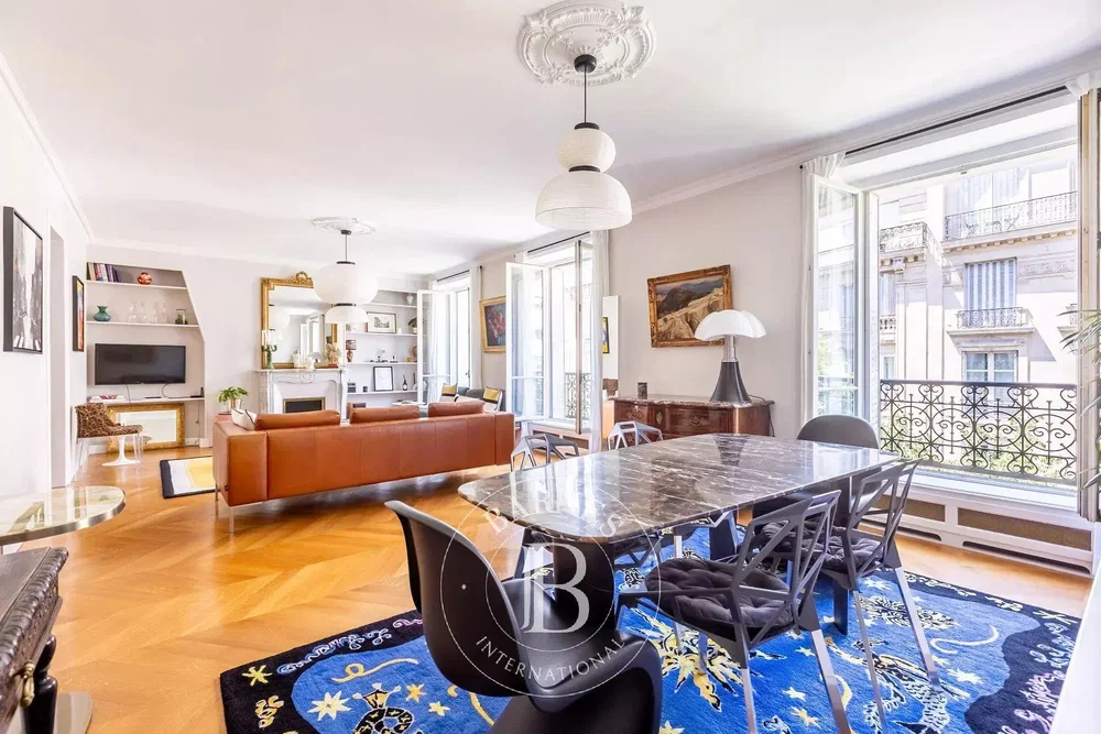 Salon; lumière naturelle, parquet, style moderne