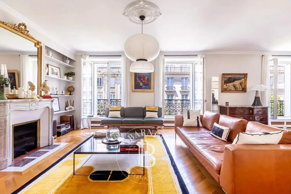 Salon; lumière naturelle, cheminée, parquet, style moderne