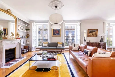 Salon; lumière naturelle, cheminée, parquet, style moderne