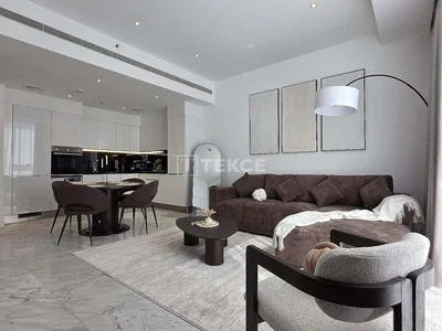 Salon; carrelage, lumière naturelle, style moderne
