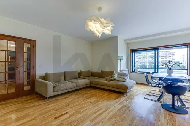 Salón; suelo de madera, luz natural, estilo moderno