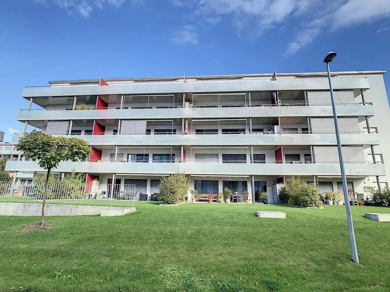 Maison et environs; lumière naturelle, vue